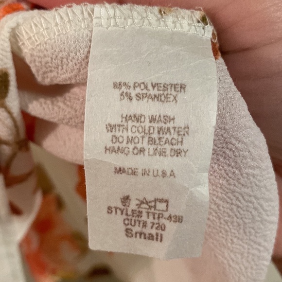 Women’s Floral Boutique Top - Perfect for Fall 🍁 - Picture 3 of 7